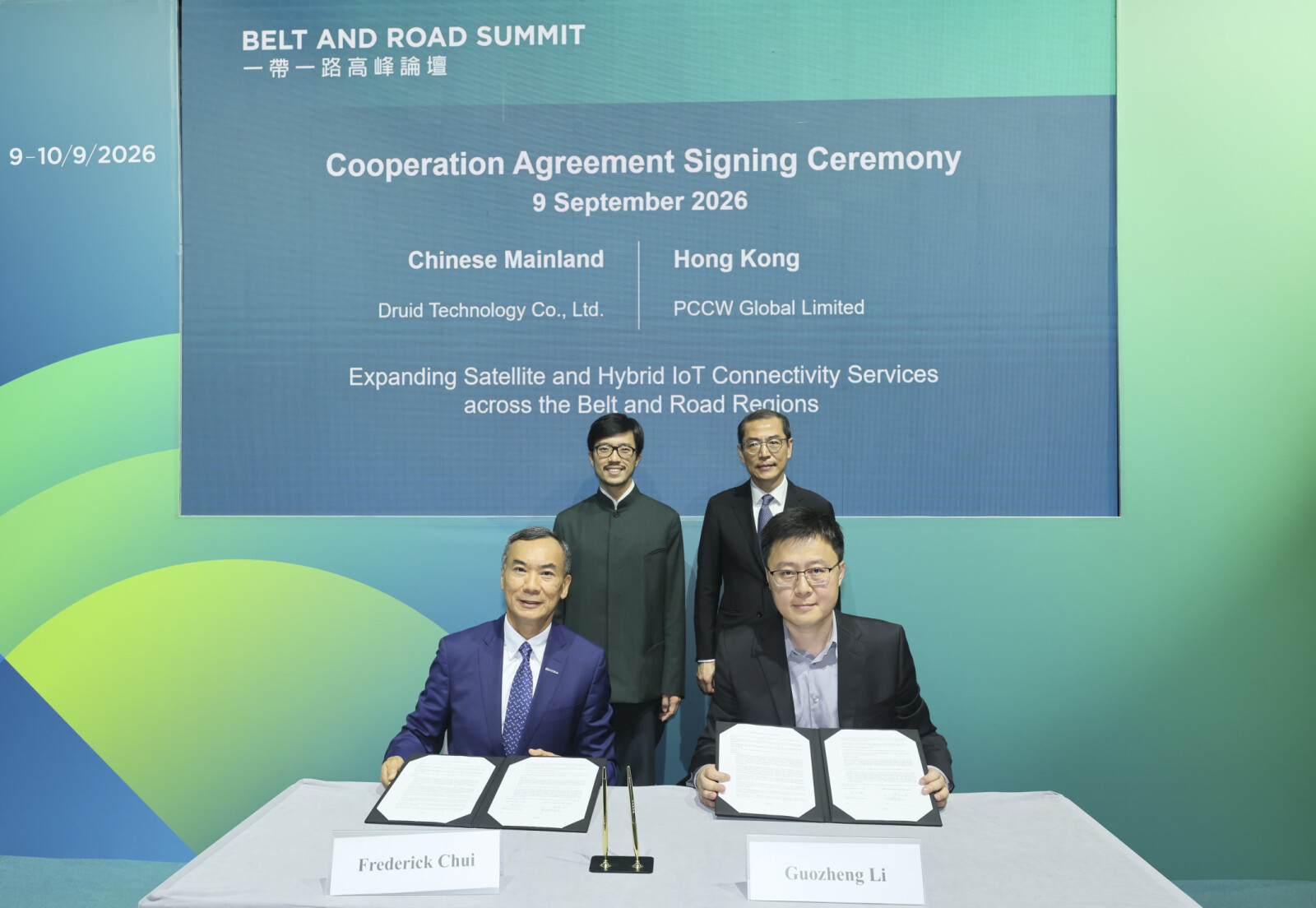 Frederick Chui, CEO, PCCW Global (left) and Li Guozheng, Founder and CEO, Druid Technology (right) signed an MoU at the Belt and Road Summit.
