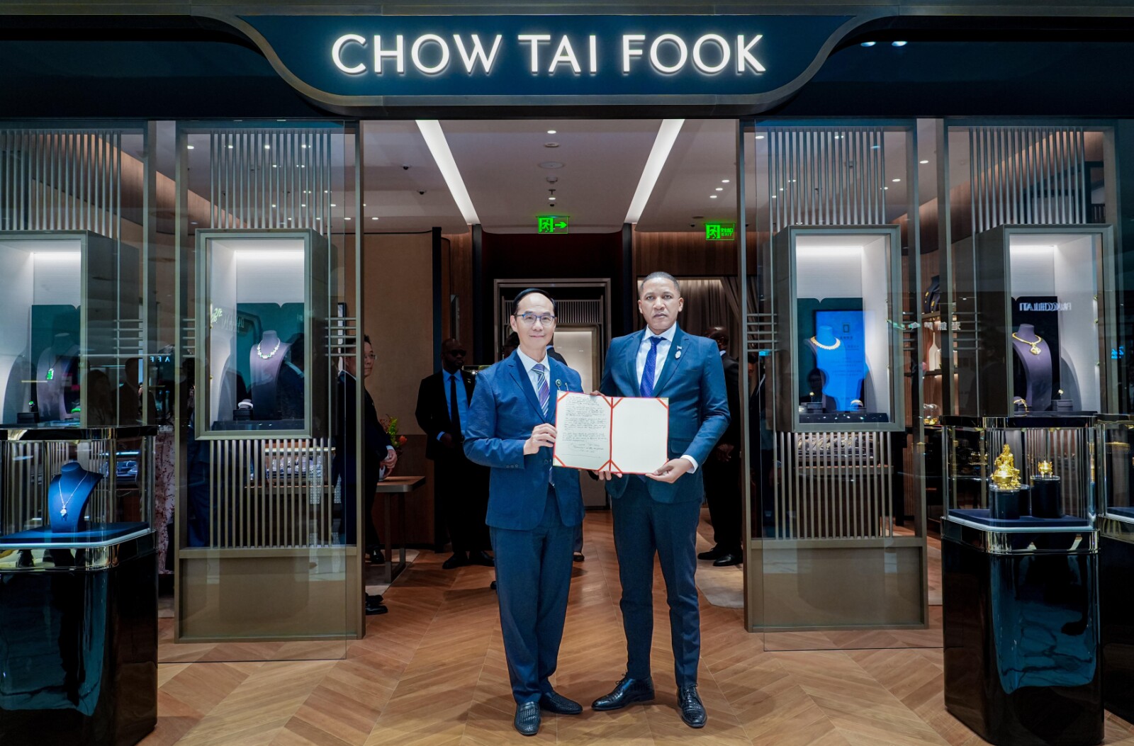 Mr Kent Wong, Managing Director of Chow Tai Fook Jewellery Group (left) welcomes President of Botswana Duma Gideon Boko (right) to the newly opened signature boutique at Beijing SKP, during his State Visit to China, and the President presents a heartfelt message to the Group