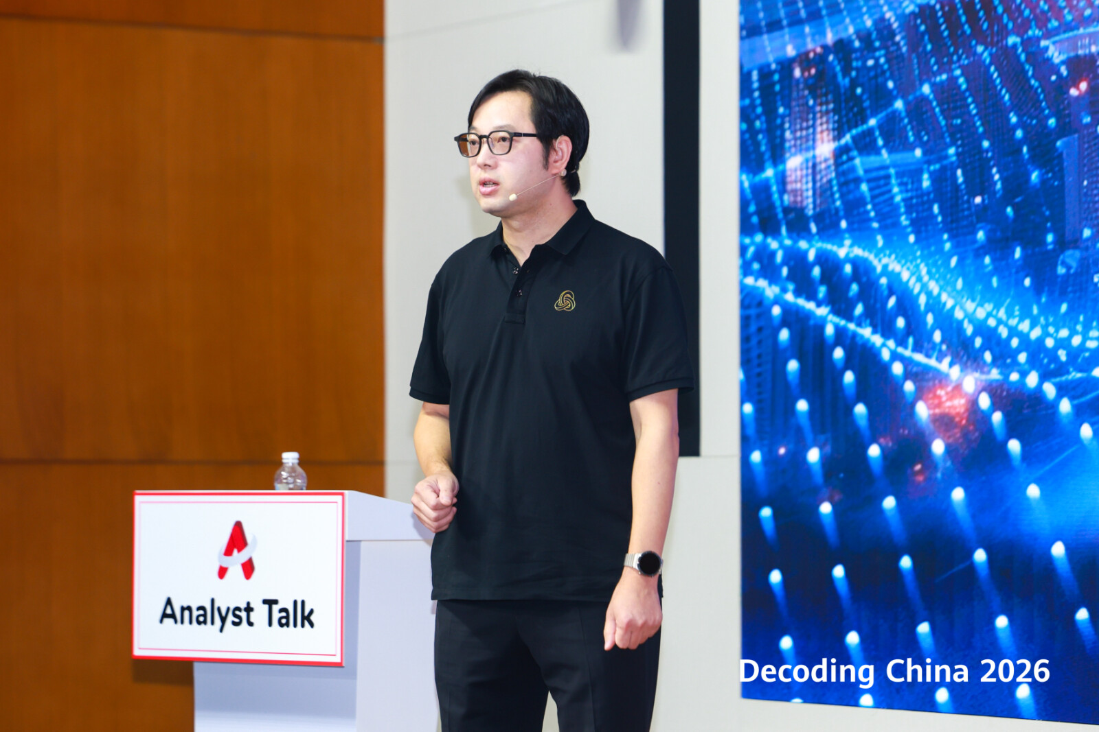 Xiang Fang, Corporate Vice President and President of Wireless Network Solution of Huawei, unveiling innovation breakthroughs for new communications networks