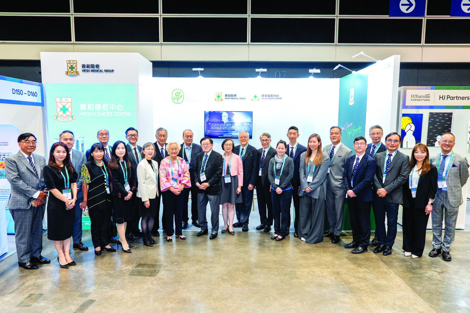 Representatives and guests from the Hong Kong Anti-Cancer Society, host of the 2026 World Cancer Congress, visited the HKSH showcase exhibition. Professor Sophia CHAN Siu-chee, GBS, JP, former Secretary for Food and Health (front row, 7th from left); Mrs. CHU YEUNG Pak Yu, Patricia, BBS, Chairman of the Hong Kong Anti-Cancer Society (front row, 5th from left); Dr. Walton LI, Chief Executive Officer of HKSH Medical Group and Medical Superintendent of Hong Kong Sanatorium & Hospital (front row, 6th from left); and Mr. Wyman LI, Chief Operating Officer of HKSH Medical Group and Director of Hong Kong Sanatorium & Hospital (back row, 5th from left), pictured alongside HKSH representatives.